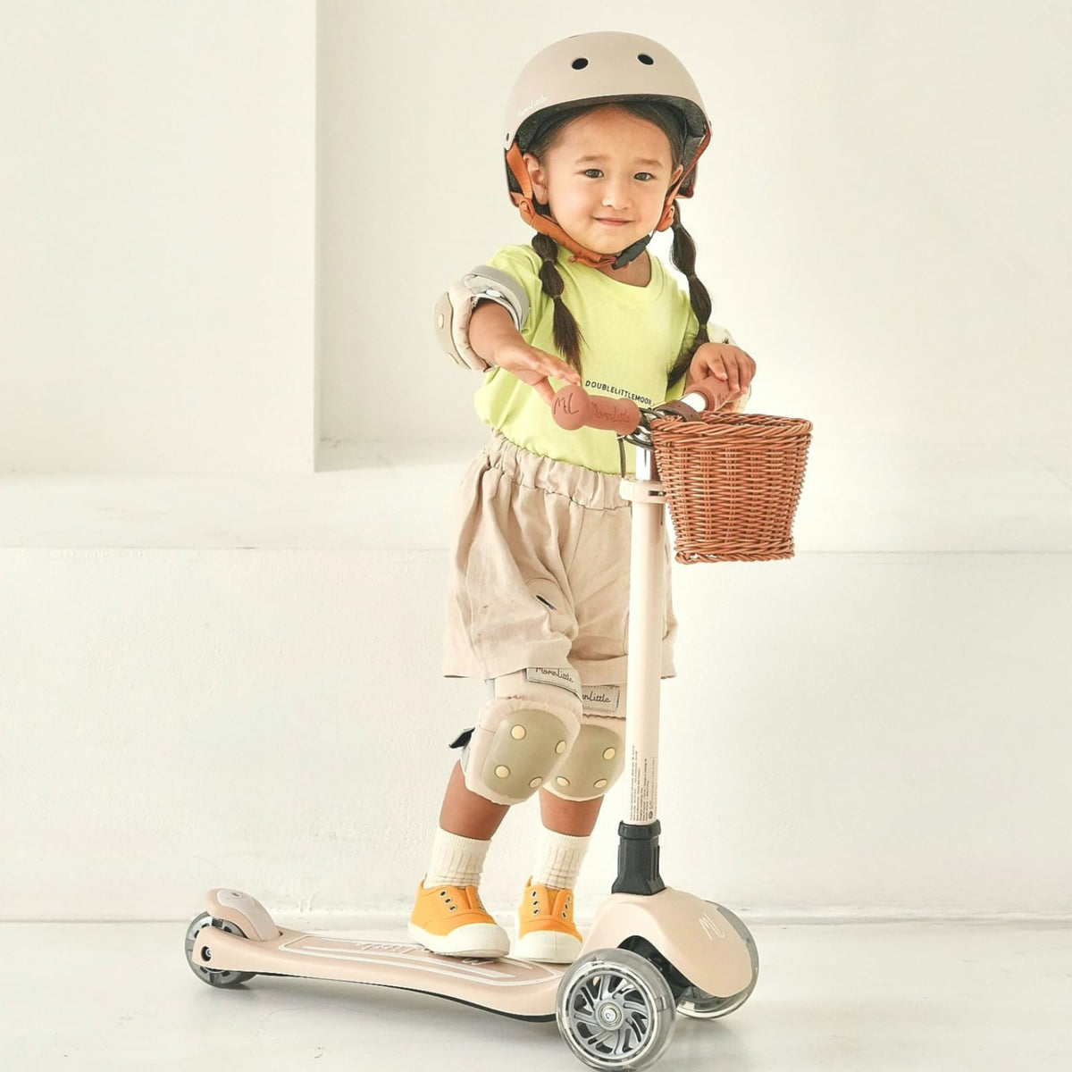 3-Wheel Foldable Kids Scooter with LED Light-Up Wheels E964249