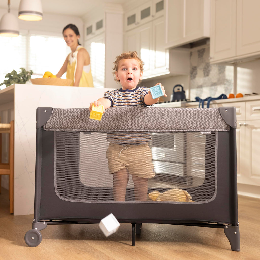 4-in-1 Portable Play Yard with Bassinet and Changer L472