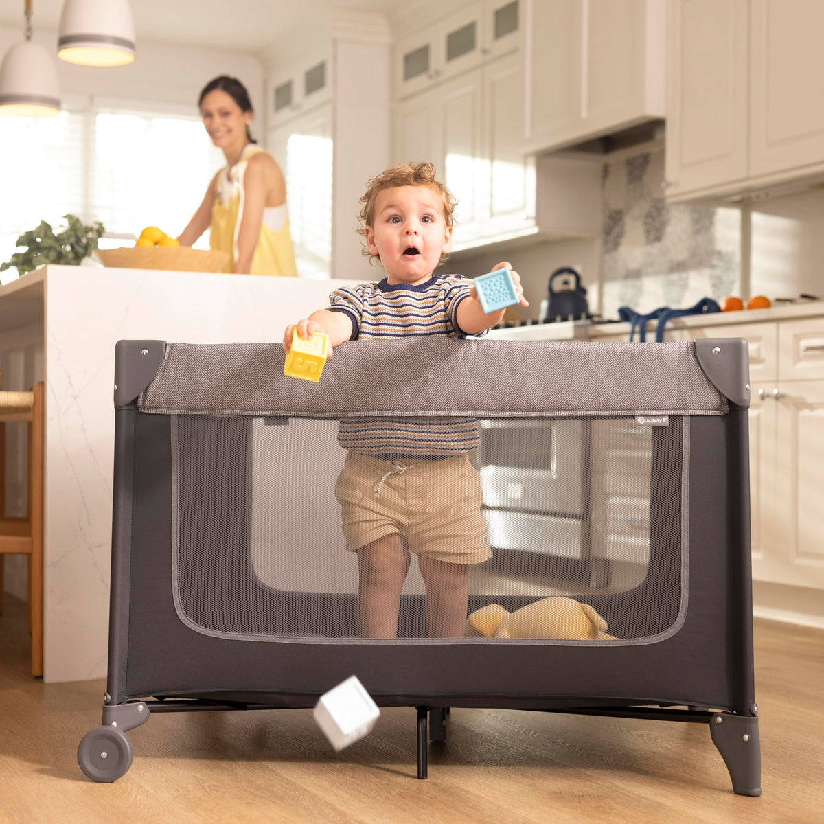 4-in-1 Portable Play Yard with Bassinet and Changer L472